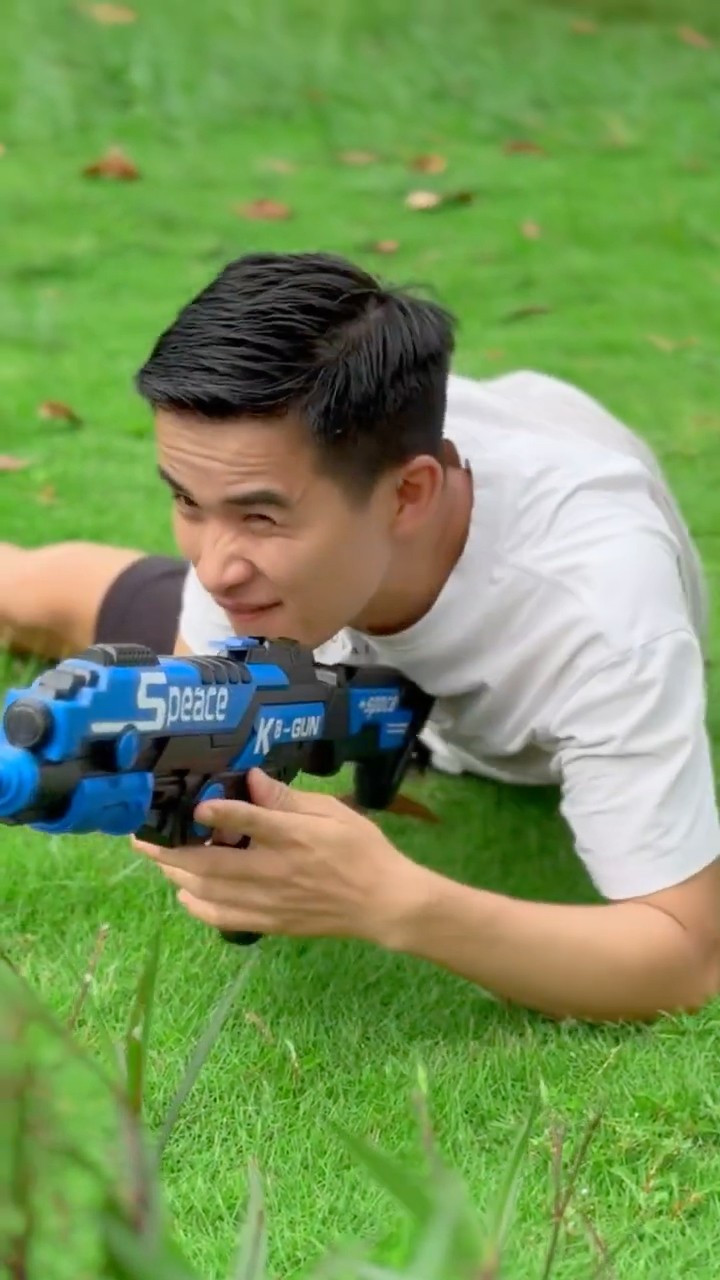 LNS - Chọc phá mọi người bằng Súng || Prank my friend by Super Gun #shorts