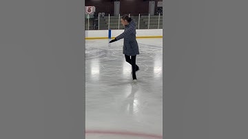 Figure Skating 3-Turns! #shorts #shortvideo #figureskating #iceskating #youtubeshorts #skating
