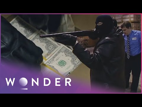 Video: Man fanget prøver å fly fra JFK med $ 770 000 Cash skjult i alle slags rare steder