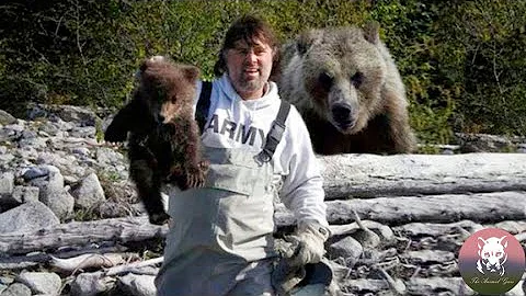 The Man Saved a Bear Cub, then Her Mom Did Something Unbelievable - DayDayNews