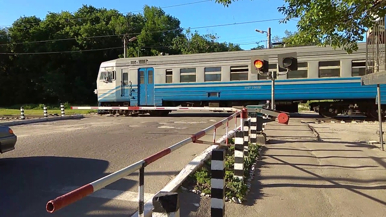 Озеры поезд. ЖД переезды Харьков. ЖД переезд Лосево. Лосево-2 станция. Лосево 1 ЖД станция.