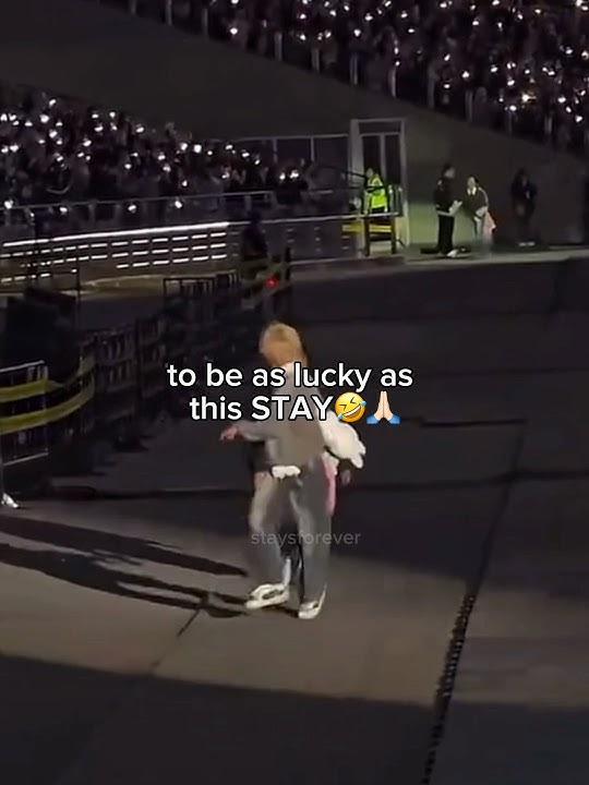 I WOULD START RUNNING WITH HIM😭🙂‍↕️#leeknow#straykids#kpop#relatable#trending#funny