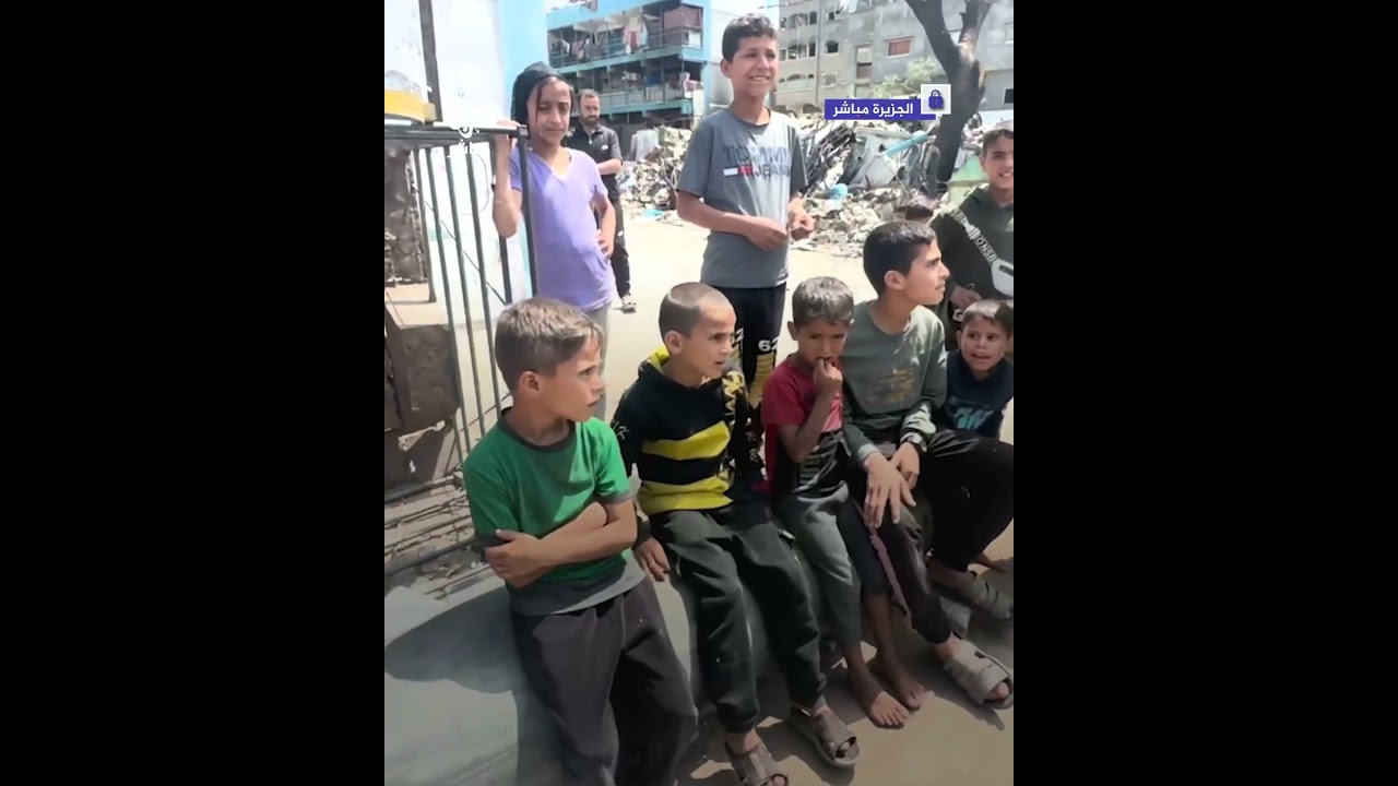 أطفال غزة يلهون بصواريـخ إسرائيلية لم تنفـجر وسط تحذيرات من تهديد ذلك على حياتهم