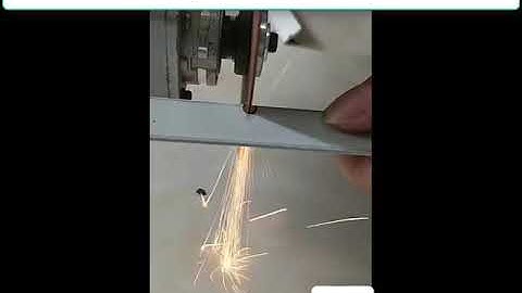 cắt nẹp inox bằng máy cầm tay