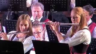 Bayer. Wald: Veronika Thim (l.) und  Alina König (r.) spielen Flöten-Solo von &quot;Celtic Flutes&quot;