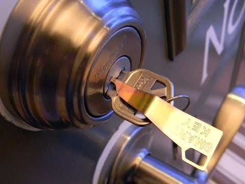 Video: Kā nomainīt Kwikset atslēgu?