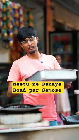 Neetu ne Banaye Road par Samose 😱 #neetubisht #comedy #trendingonshorts #nanandbhabhi #trending