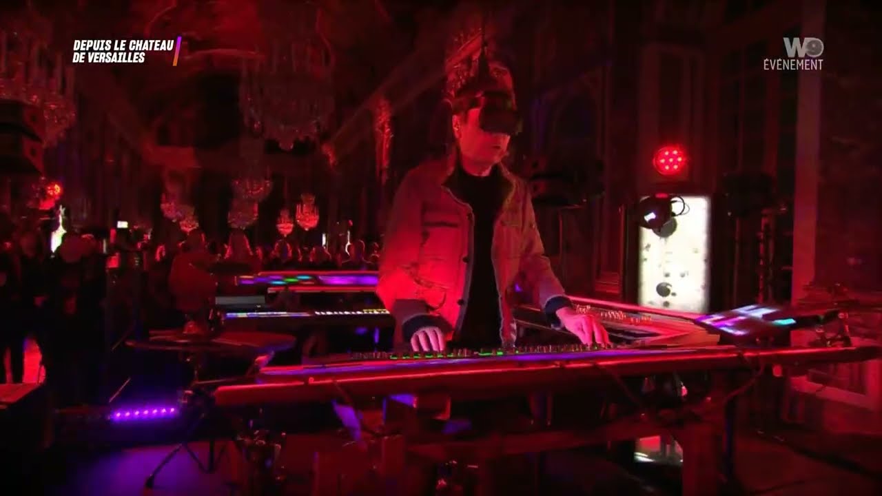 Jean-Michel Jarre - Falling Down (Live At Versailles 400) auf YouTube ansehen Jean-Michel Jarre - Falling Down (Live At Versailles 400) auf YouTube ansehen