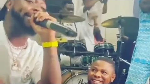 DAVIDO SINGS WITH YINKA AYEFELE ON STAGE ALONG SIDE WITH PASUMA, E CHOKE !!
