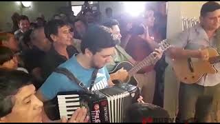 El hijo de Freddy Páez y otros músicos tocaron y cantaron en el velorio del acordeonista
