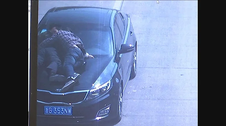 Two Men Stuck on Moving Car in Zhejiang Province - DayDayNews
