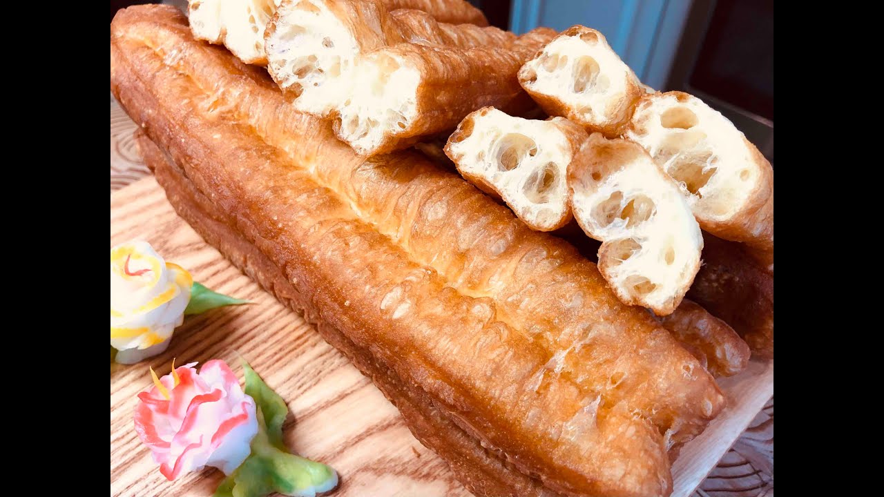 [酥脆炸油條]-簡單制作，酥脆可口，色澤金黃，外松脆，內軟滑，內心通透，氣孔分布均勻，金錢眼，棺材頭，起發自然。掌握好，在家也隨時可制作美味可口酥脆靚油條。