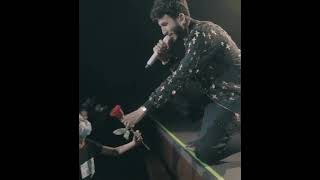 Sebastian Yatra - Yatra da una rosa a una niña fans