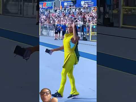 ملكة السرعة شاكاري ريتشاردسون تتباهى بجائزتها وسعيدة ألعاب المضمار والميدان رياضية المسار