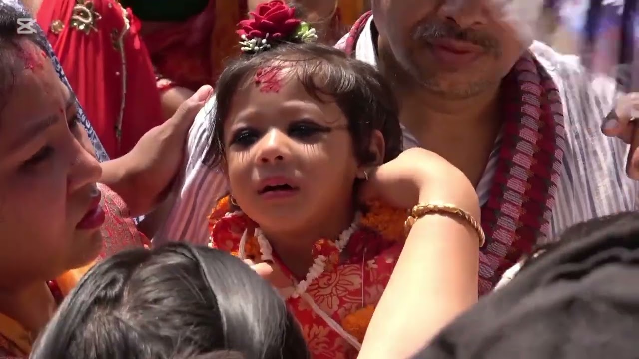 हेर्नुस् यो दुर्लभ दृश्य साढे दुई वर्षीया आर्यतारा शाक्य राजकीय देवी कुमारी घोषित