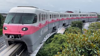 舞浜ディズニーリゾートライン100形2編成（Type C・ピンク）が東京ディズニーランド・ステーション駅に到着するシーン（2022.8.13）