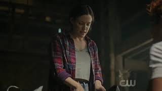 Riverdale 3.07 - Laurie hits Archie in the head. Hiram arrives to the farm. Jughead & Archie escape