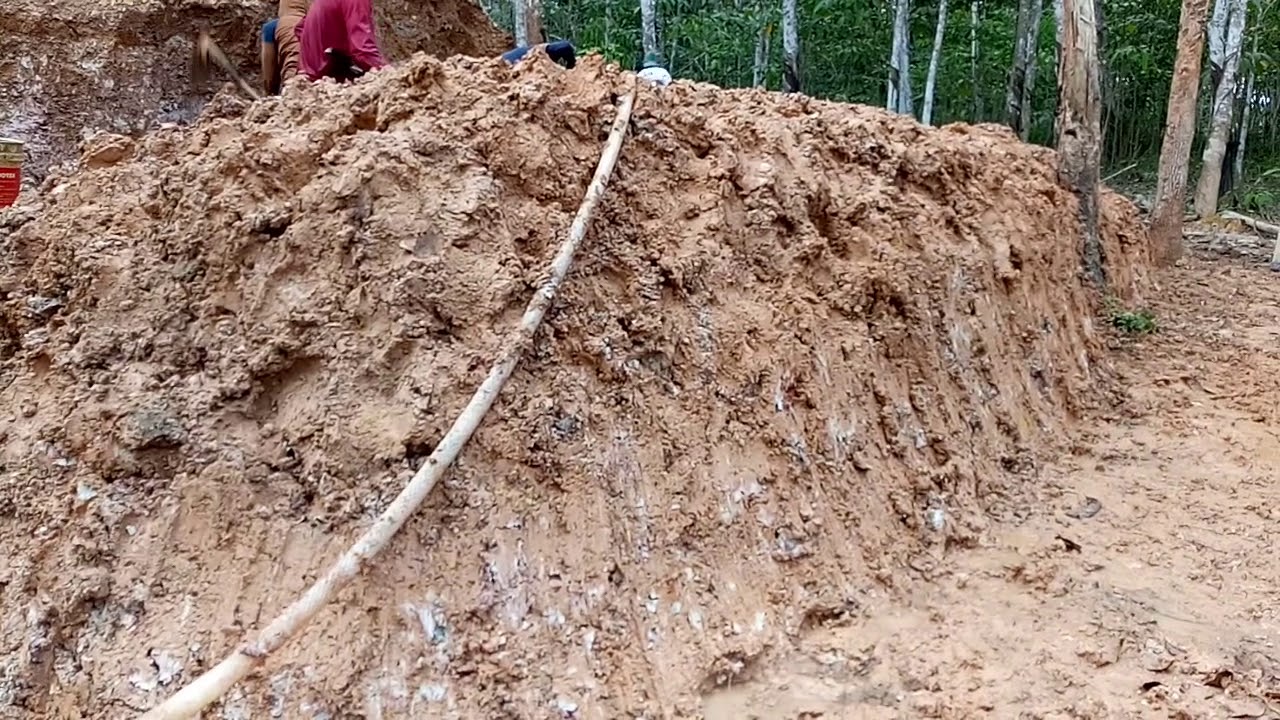 Proses pengolahan tanah sebagai bahan pembuatan batu bata 