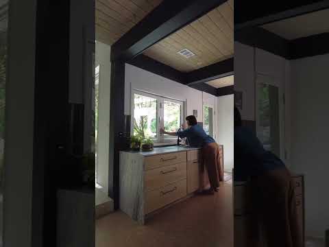 Video: Kdo pořád bloumá skrz otevřené okno?