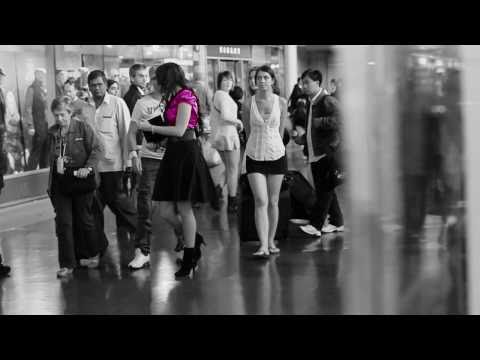 Flash Mob Roma Termini - TRENINO ROSA (Official Vi...