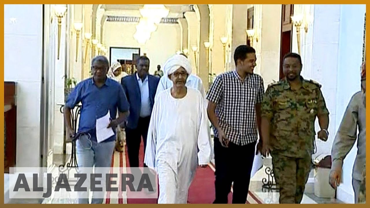 قادة الاحتجاجات في السودان والحكام العسكريون يتفقون على تشكيل مجلس مشترك | الجزيرة الإنجليزية