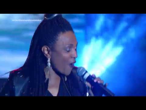 Carlene Davis performing