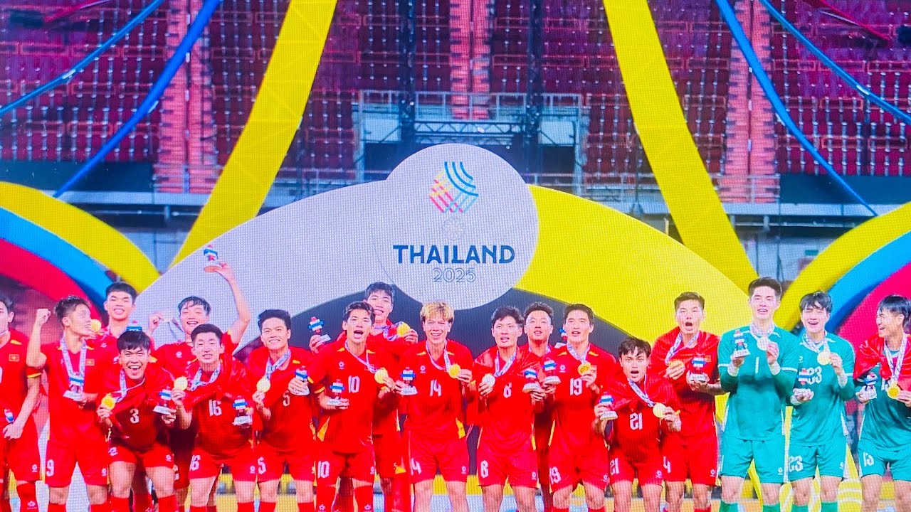 Khi ta vui mừng chức vô địch của đội tuyển Việt Nam.