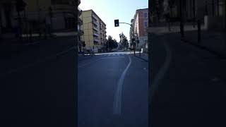 Un Giro In Bici Per le Strade Di Parma Insieme a Dance Monkey e il Coronavirus