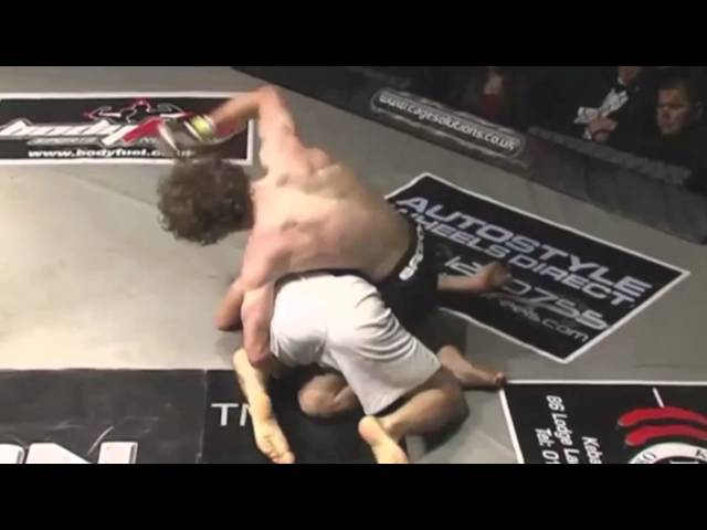 Mark Scanlon head kick OMMAC 