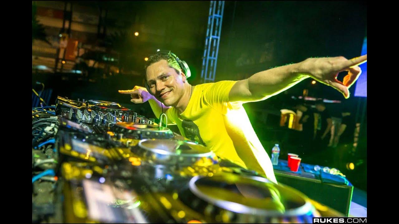 Ди джей это. Тиесто барабанщики. Ди джей это. Профессия диджей. Мужчина диджей.