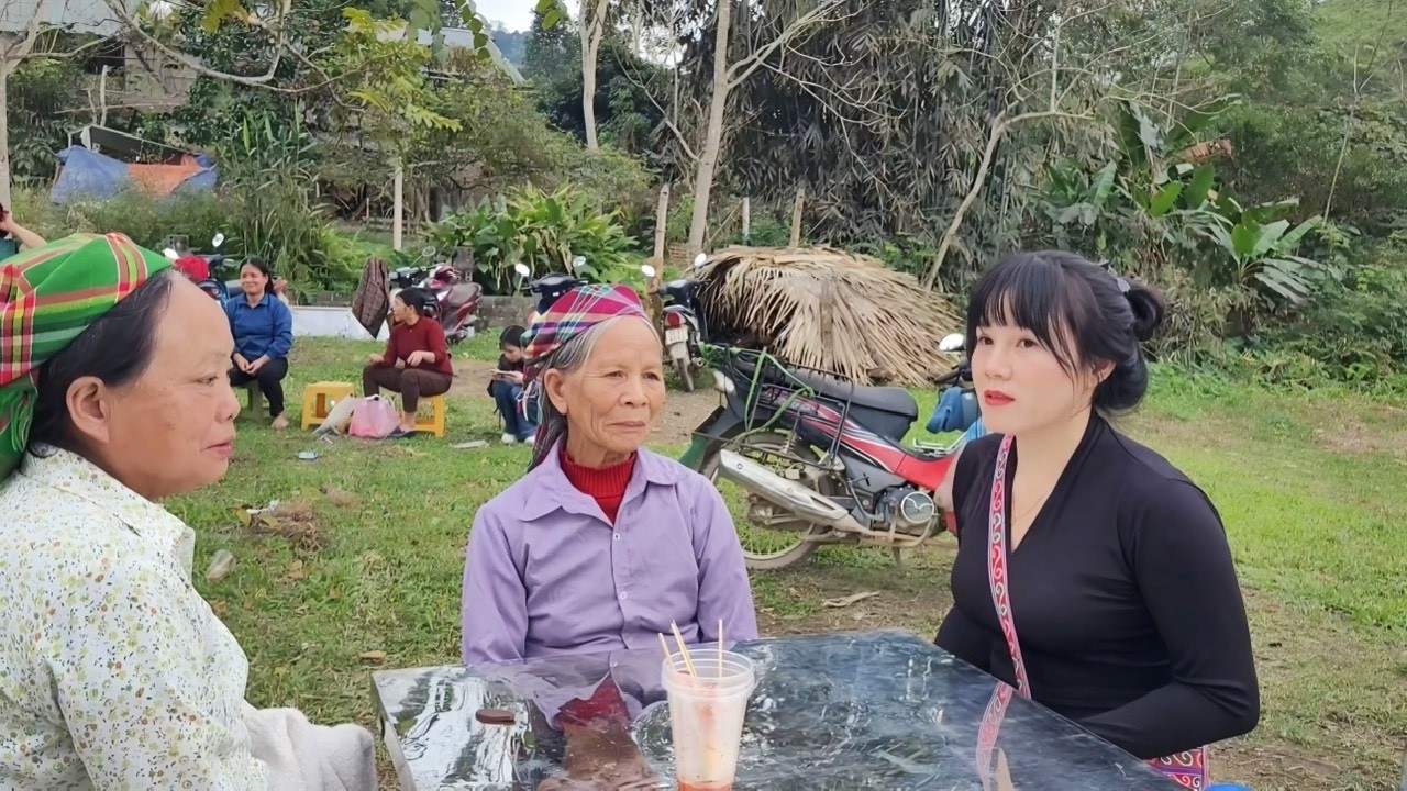 Динь ​​отвел двух старушек посмотреть на фестиваль, и обе они остались очень довольны.