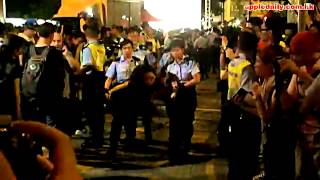 【學界佔中】直擊遮打道清場行動  幾拾名市民被公安抬走者,送去黃竹坑警察學堂.
