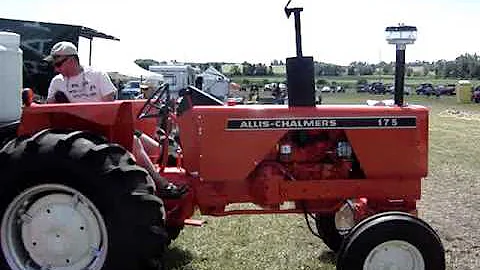 Kolik koní má traktor Allis-Chalmers 175?