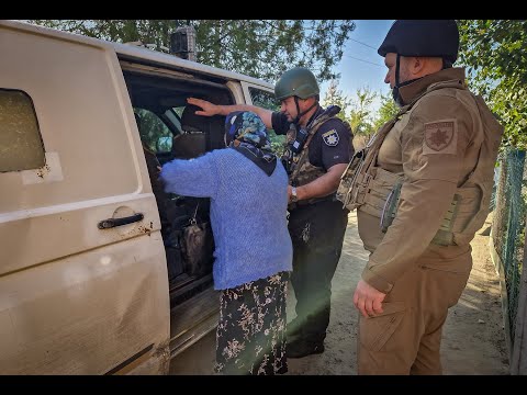Оріхівщина: поліцейські евакуювали з сірої зони літню жінку