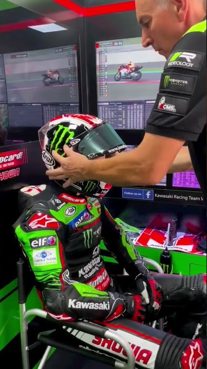 Momen Ketika Pembalap WSBK Ganti Visor Helm