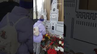 В память о жертвах теракта в «Крокус Сити Холле» в Сочи создан стихийный мемориал