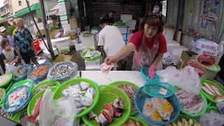阿源問客人今天怎麼買那麼多 是不是要辦桌 台中大雅市場 海鮮叫賣哥阿源 Taiwan seafood auction