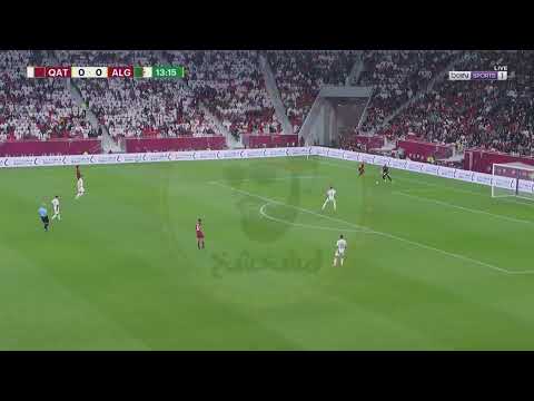 لقطة رايس مبولحي ضد لاعب منتخب قطر من مبارة اليوم