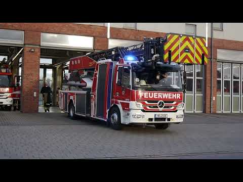 Löscheinheit FuRW 5 Auf Einsatzfahrt / Wachabteilungsleiter fährt HLF zum Einsatz [Feuerwehr Bremen]