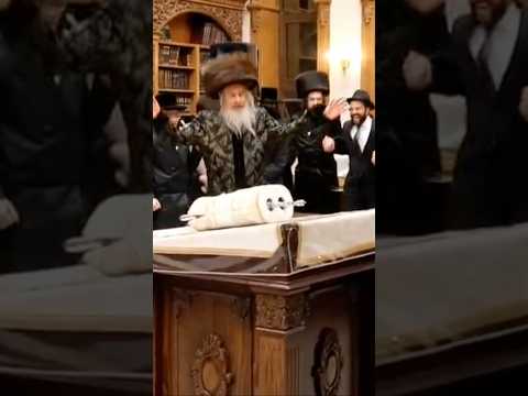 הקפות שניות בחצר הקודש הארנסטייפל בראשות כ"ק האדמו'ר