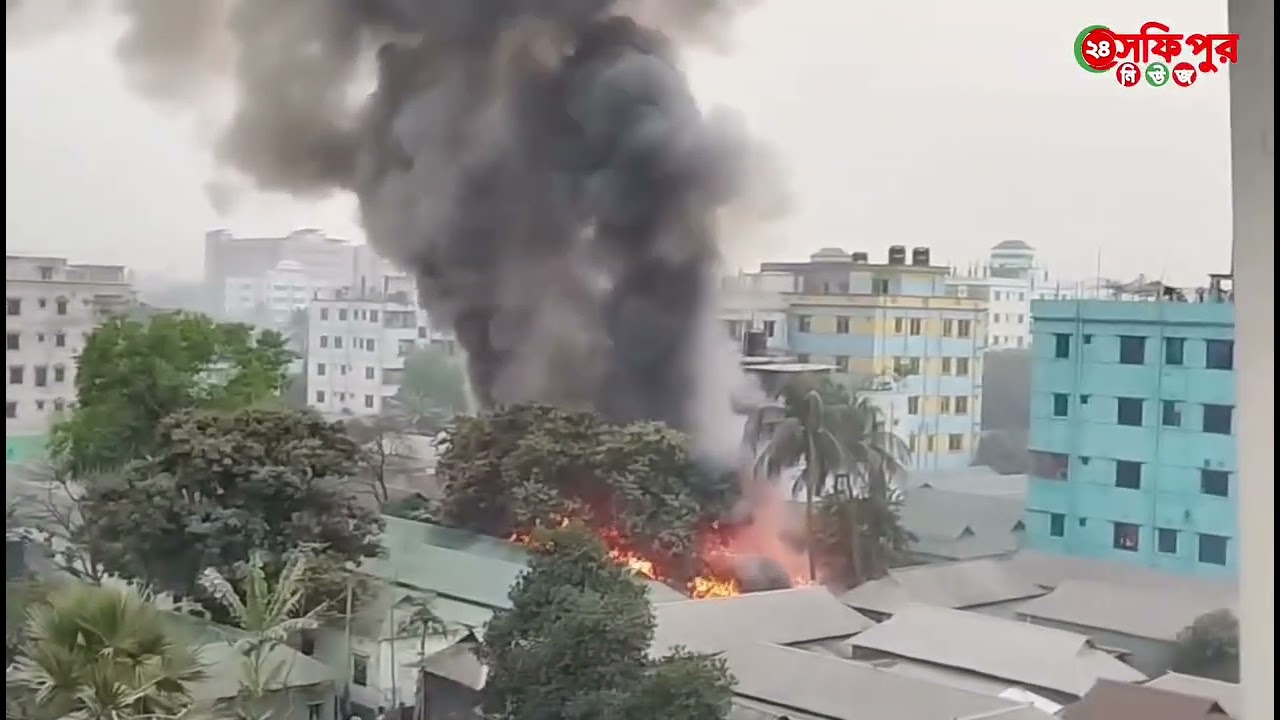 চান্দুরা পল্লী বিদ্যুৎ ইফতারের নামাজের সময় আগুনটা লেগেছে ফায়ার সার্ভিস এর গাড়ি ঢোকার জায়গা নাই 