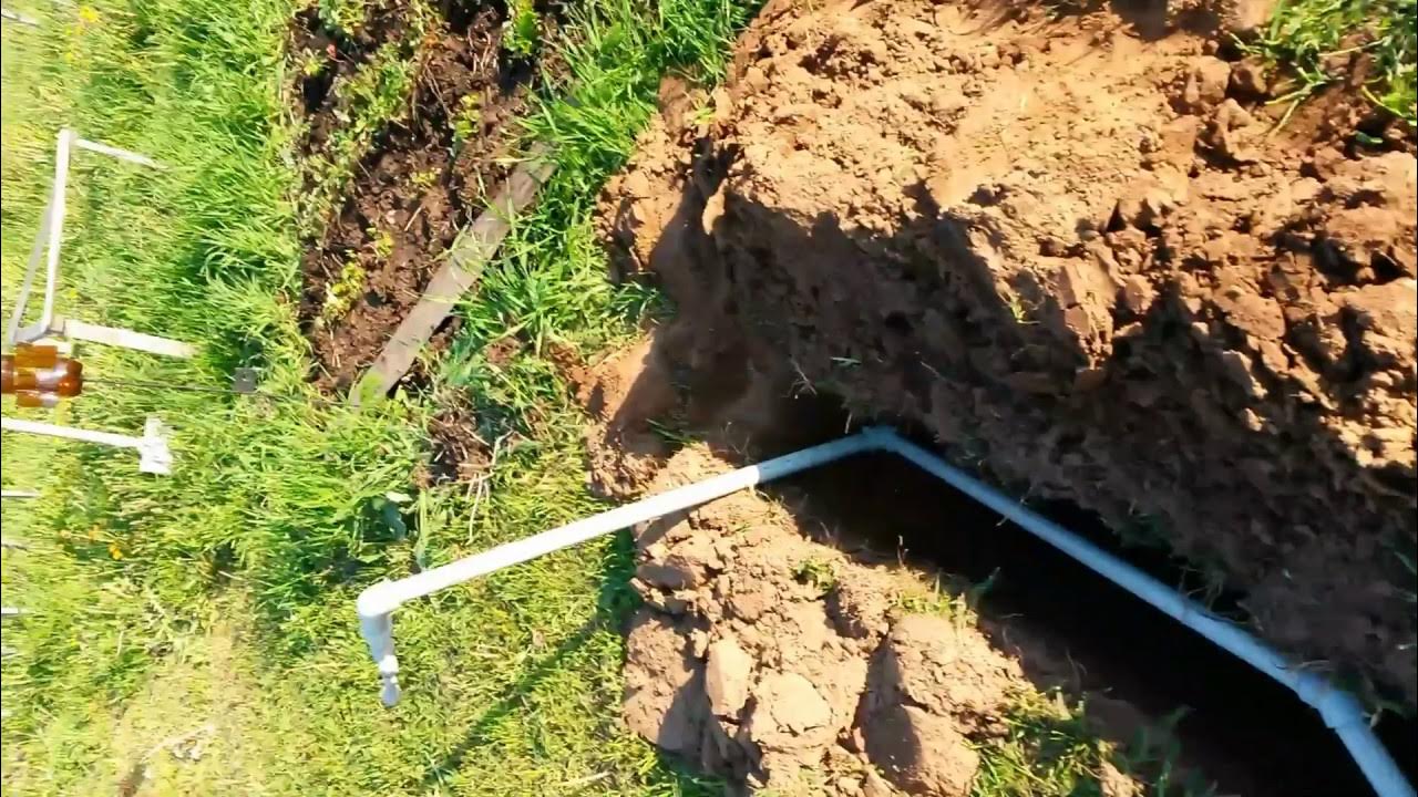 Копка траншеи вручную под водопровод. Скважина на воду. На какой глубине копают водопровод. Канава для водопровода. Траншея для водопровода.