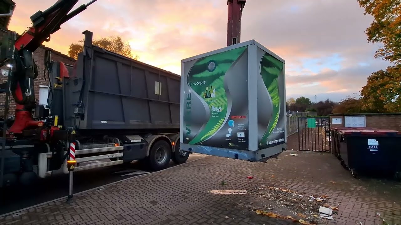 Camion Poubelle collecte du verre en PAV (4K HD)