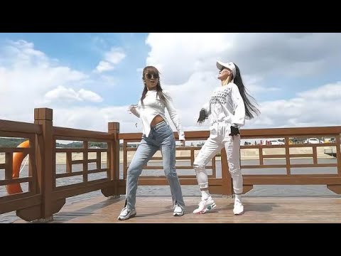 2个美女公园舞一曲《烟雨人间》舞步简单时尚，真棒