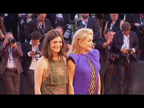 كاترين دينوف تحمل ثلاثة قلوب حائرة إلى مهرجان البندقية 