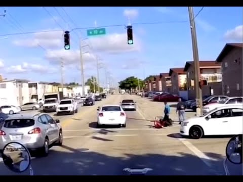 americateve | Accidente entre un Mustang y una Motorina en Hialeah queda captado en cámara