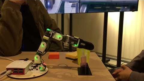 Poppy  Ergo Jr à la Nuit des Chercheurs au CERN