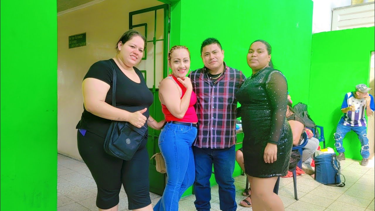 EL SALVADOR Y SUS TRADICIONES  está en vivo