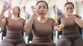 Live tiktok Tante bodynya bagus bgt bro. Masih kenceng