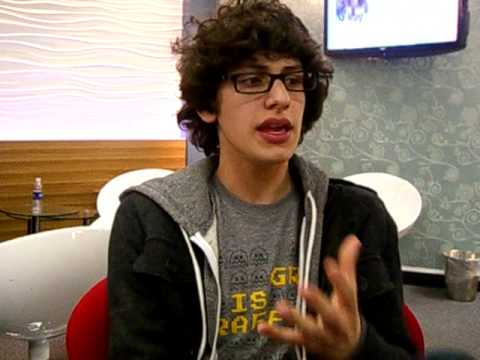 Matt Bennett on Victorious set